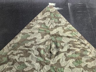 Zeltbahn 31 Wehrmacht, Getragenes Stück mit Reichsbetriebsnummer. Ungewöhnliche Ausführung, statt den üblichen Metallösen wurde Leder verwendet.