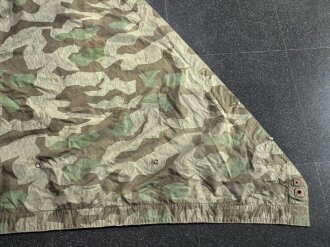 Zeltbahn 31 Wehrmacht, Getragenes Stück mit Reichsbetriebsnummer. Ungewöhnliche Ausführung, statt den üblichen Metallösen wurde Leder verwendet.