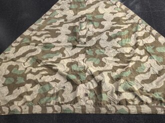 Zeltbahn 31 Wehrmacht, Getragenes Stück mit Reichsbetriebsnummer. Ungewöhnliche Ausführung, statt den üblichen Metallösen wurde Leder verwendet.