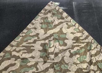 Zeltbahn 31 Wehrmacht, Getragenes Stück mit Reichsbetriebsnummer. Ungewöhnliche Ausführung, statt den üblichen Metallösen wurde Leder verwendet.