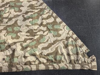 Zeltbahn 31 Wehrmacht, Getragenes Stück mit Reichsbetriebsnummer. Ungewöhnliche Ausführung, statt den üblichen Metallösen wurde Leder verwendet.