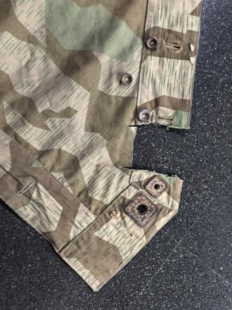 Zeltbahn 31 Wehrmacht, Getragenes Stück mit Reichsbetriebsnummer. Ungewöhnliche Ausführung, statt den üblichen Metallösen wurde Leder verwendet.