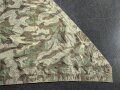 Zeltbahn 31 Wehrmacht, Getragenes Stück mit Reichsbetriebsnummer. Ungewöhnliche Ausführung, statt den üblichen Metallösen wurde Leder verwendet.