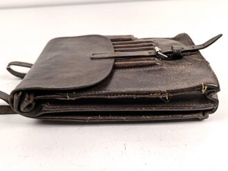 Kartentasche Wehrmacht. Ungeschwärztes, getragenes Stück ,  eine Befestigung des Koppelriemens alt repariert, ein einschlaufen des Riemens ist nicht möglich