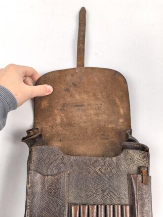 Kartentasche Wehrmacht. Ungeschwärztes, getragenes Stück ,  eine Befestigung des Koppelriemens alt repariert, ein einschlaufen des Riemens ist nicht möglich