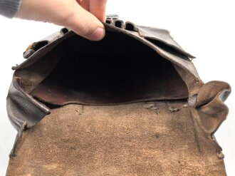 Kartentasche Wehrmacht. Ungeschwärztes, getragenes Stück ,  eine Befestigung des Koppelriemens alt repariert, ein einschlaufen des Riemens ist nicht möglich