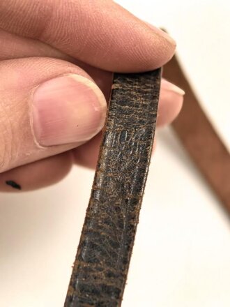 Dienstglas 6 x 30 Wehrmacht. Hersteller Leitz Wetzlar, klare Durchsicht, Strichplatte deutlich, an gestempeltem Trageriemen