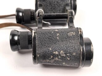 Dienstglas 6 x 30 Wehrmacht. Hersteller Leitz Wetzlar, klare Durchsicht, Strichplatte deutlich, an gestempeltem Trageriemen