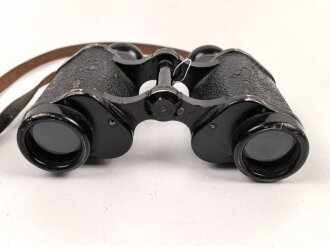 Dienstglas 6 x 30 Wehrmacht. Hersteller Leitz Wetzlar, klare Durchsicht, Strichplatte deutlich, an gestempeltem Trageriemen