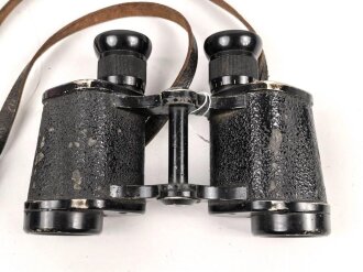 Dienstglas 6 x 30 Wehrmacht. Hersteller Leitz Wetzlar, klare Durchsicht, Strichplatte deutlich, an gestempeltem Trageriemen