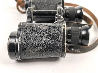 Dienstglas 6 x 30 Wehrmacht. Hersteller Leitz Wetzlar, klare Durchsicht, Strichplatte deutlich, an gestempeltem Trageriemen