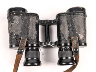 Dienstglas 6 x 30 Wehrmacht. Hersteller Leitz Wetzlar, klare Durchsicht, Strichplatte deutlich, an gestempeltem Trageriemen