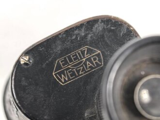 Dienstglas 6 x 30 Wehrmacht. Hersteller Leitz Wetzlar, klare Durchsicht, Strichplatte deutlich, an gestempeltem Trageriemen