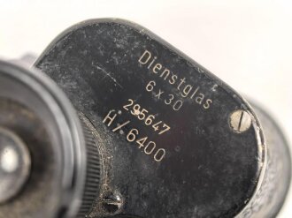Dienstglas 6 x 30 Wehrmacht. Hersteller Leitz Wetzlar, klare Durchsicht, Strichplatte deutlich, an gestempeltem Trageriemen