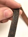 Dienstglas 6 x 30 Wehrmacht. Hersteller Leitz Wetzlar, klare Durchsicht, Strichplatte deutlich, an gestempeltem Trageriemen