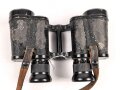 Dienstglas 6 x 30 Wehrmacht. Hersteller Leitz Wetzlar, klare Durchsicht, Strichplatte deutlich, an gestempeltem Trageriemen