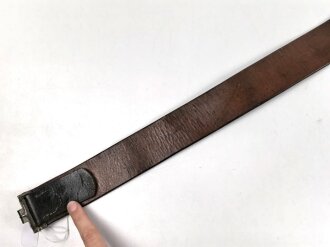 Koppel für Angehörige des Heeres. Original lackiertes Eisenschloss an Lederzunge von 1940, an zugehörigem Koppelriemen, dieser mit einer Gesamtlänge von 109cm