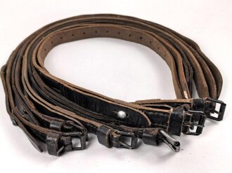 Sieben Stück Tornister / Mantelriemen, meiner Meinung nach Deutschland nach 1945, teilweise nachgestempelt