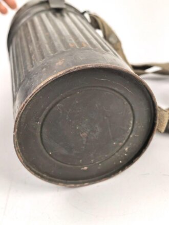 Reichswehr / frühe Wehrmacht, Bereitschaftsbüchse für die Gasmaske. Originallack, datiert 1934.