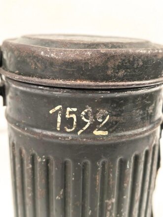 Gasmaskendose Wehrmacht Modell 1938. Originallack, datiert 1943