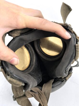 Gasmaske Modell 1938 Wehrmacht. Maskenkörper schwarz, datiert 1942
