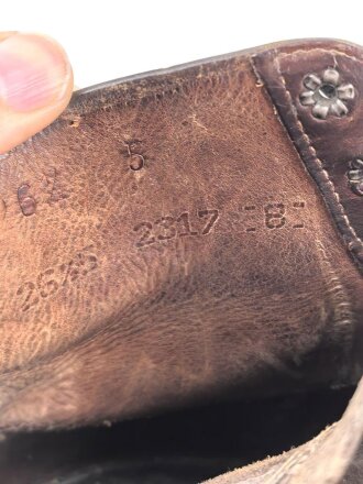 Paar Bergschuhe, mir nicht bekannte Ausführung. Sohlenlänge 28,5cm