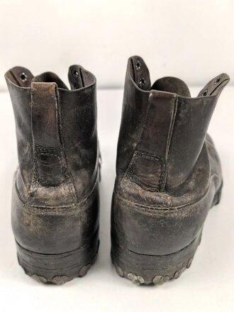 Paar Bergschuhe, mir nicht bekannte Ausführung. Sohlenlänge 28,5cm