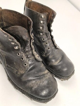 Paar Bergschuhe, mir nicht bekannte Ausführung. Sohlenlänge 28,5cm