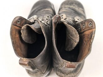 Paar Bergschuhe, mir nicht bekannte Ausführung. Sohlenlänge 28,5cm