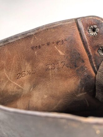 Paar Bergschuhe, mir nicht bekannte Ausführung. Sohlenlänge 28,5cm