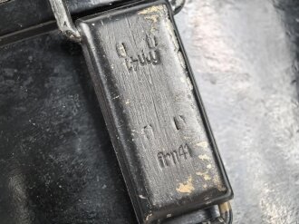 Schwarzer preßmasse Behälter zum Dienstglas 6 x 30 der Wehrmacht. Guter Zustand