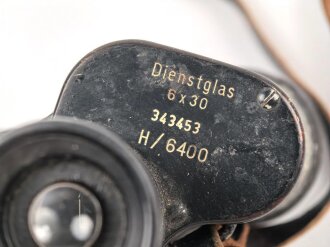 Dienstglas 6 x 30 Wehrmacht. Hersteller beh, klare Durchsicht, Strichplatte deutlich, an Trageriemen mit Regenschutzdeckel aus Preßmasse