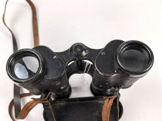 Dienstglas 6 x 30 Wehrmacht. Hersteller beh, klare Durchsicht, Strichplatte deutlich, an Trageriemen mit Regenschutzdeckel aus Preßmasse