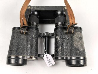 Dienstglas 6 x 30 Wehrmacht. Hersteller beh, klare Durchsicht, Strichplatte deutlich, an Trageriemen mit Regenschutzdeckel aus Preßmasse