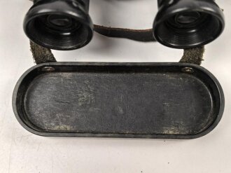 Dienstglas 6 x 30 Wehrmacht. Hersteller beh, klare Durchsicht, Strichplatte deutlich, an Trageriemen mit Regenschutzdeckel aus Preßmasse