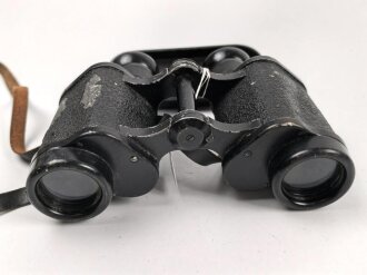 Dienstglas 6 x 30 Wehrmacht. Hersteller beh, klare Durchsicht, Strichplatte deutlich, an Trageriemen mit Regenschutzdeckel aus Preßmasse