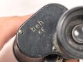 Dienstglas 6 x 30 Wehrmacht. Hersteller beh, klare Durchsicht, Strichplatte deutlich, an Trageriemen mit Regenschutzdeckel aus Preßmasse