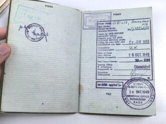 Einsatzbuch für Nachrichtenhelferinnen des Heeres, dazu Dienstausweis, Durchlaßschein sowie diverse weitere Papiere