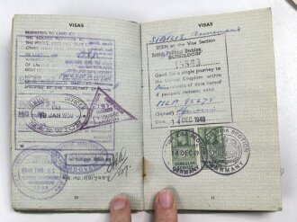 Einsatzbuch für Nachrichtenhelferinnen des Heeres, dazu Dienstausweis, Durchlaßschein sowie diverse weitere Papiere