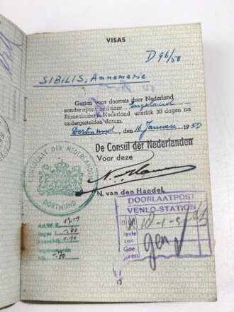 Einsatzbuch für Nachrichtenhelferinnen des Heeres, dazu Dienstausweis, Durchlaßschein sowie diverse weitere Papiere