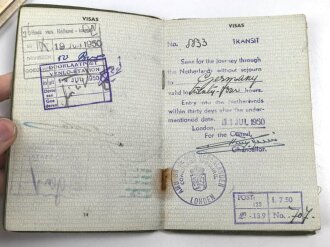 Einsatzbuch für Nachrichtenhelferinnen des Heeres, dazu Dienstausweis, Durchlaßschein sowie diverse weitere Papiere