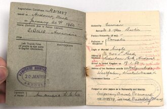 Einsatzbuch für Nachrichtenhelferinnen des Heeres, dazu Dienstausweis, Durchlaßschein sowie diverse weitere Papiere