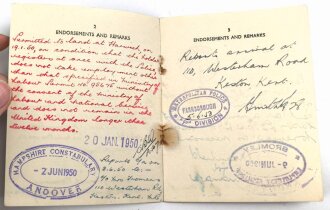 Einsatzbuch für Nachrichtenhelferinnen des Heeres, dazu Dienstausweis, Durchlaßschein sowie diverse weitere Papiere