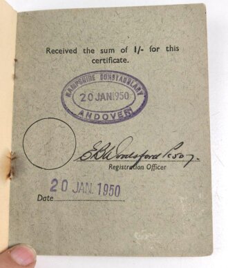 Einsatzbuch für Nachrichtenhelferinnen des Heeres, dazu Dienstausweis, Durchlaßschein sowie diverse weitere Papiere