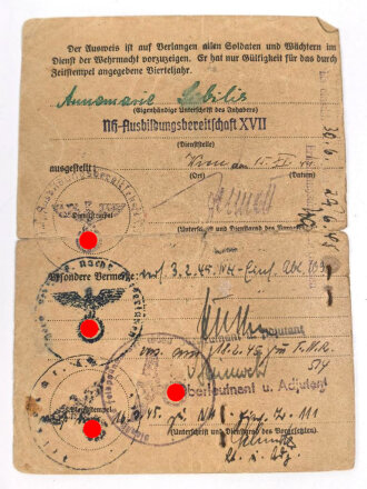 Einsatzbuch für Nachrichtenhelferinnen des Heeres, dazu Dienstausweis, Durchlaßschein sowie diverse weitere Papiere