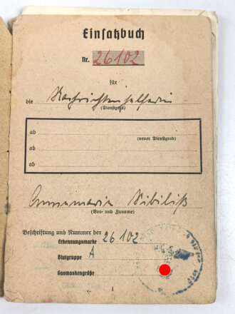 Einsatzbuch für Nachrichtenhelferinnen des Heeres, dazu Dienstausweis, Durchlaßschein sowie diverse weitere Papiere