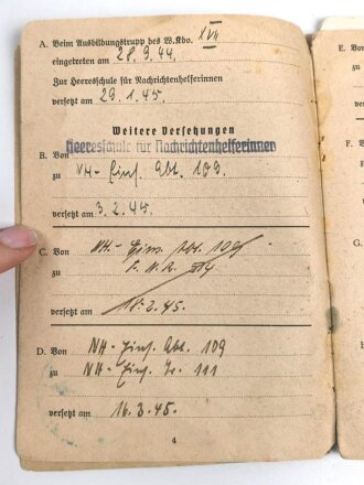Einsatzbuch für Nachrichtenhelferinnen des Heeres, dazu Dienstausweis, Durchlaßschein sowie diverse weitere Papiere