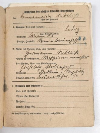 Einsatzbuch für Nachrichtenhelferinnen des Heeres, dazu Dienstausweis, Durchlaßschein sowie diverse weitere Papiere