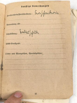 Einsatzbuch für Nachrichtenhelferinnen des Heeres, dazu Dienstausweis, Durchlaßschein sowie diverse weitere Papiere