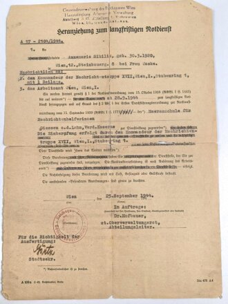 Einsatzbuch für Nachrichtenhelferinnen des Heeres, dazu Dienstausweis, Durchlaßschein sowie diverse weitere Papiere